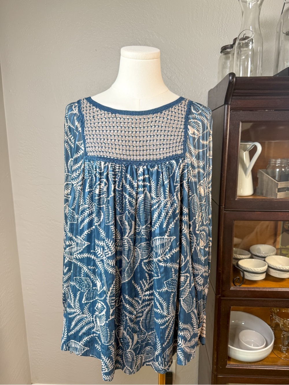 BCBGMAXAZRIA 100% Silk Boho Peasant Blouse Blue Beige Crochet Yoke Size XS